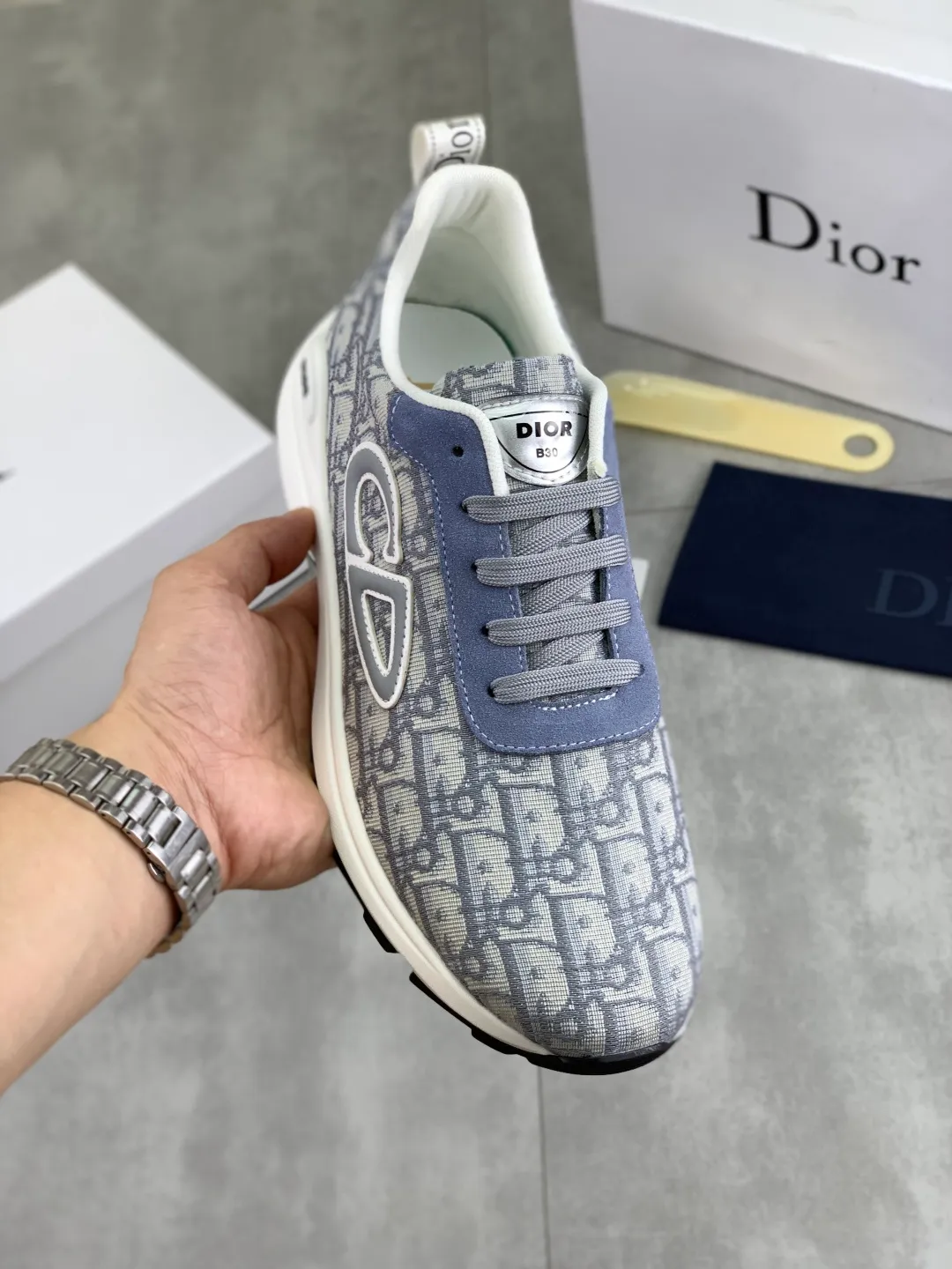 Men's shoes 💰P420 New Dior Chrono 2025 new product B30 series, in white and black fly woven series, decorated with computer-printed CD logo on both sides, star patch on the tongue and Dior logo on the heel, many details highlight the style. The interior is matched with the original color matching mesh, and the interior of the body is supported by low-temperature shaping sheets, and is filled with light feather cotton to keep the interior full and soft against the feet. The exclusive open-molded outsole adopts a one-piece molding process, so there is no need to worry about problems such as the opening and falling of sole decorative accessories. It is light and comfortable to wear, yet strong and wear-resistant. The two-color shoelaces are accessorized with exquisite metal five-pointed star pendants, creating a high-end, trendy and casual look at all times. Color: 5️⃣ colors available, code number: 38-44 (45 customized)